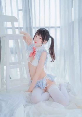 掀起裙子从后面挺进她的身体视频