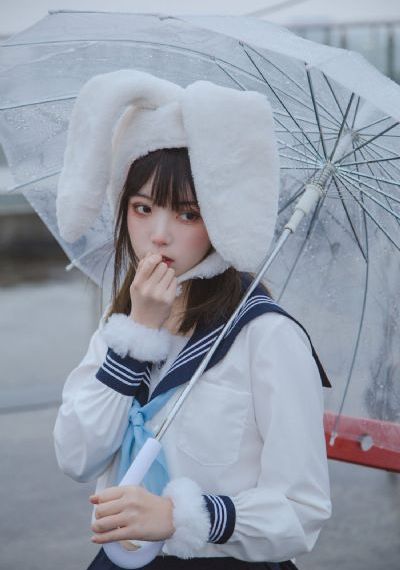 保姆三